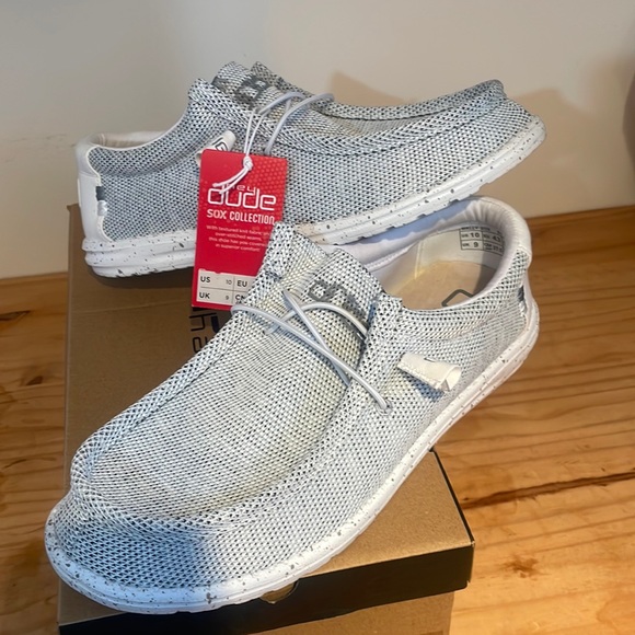 Men’s size 10 Hey Dudes new with box - Picture 1 of 3